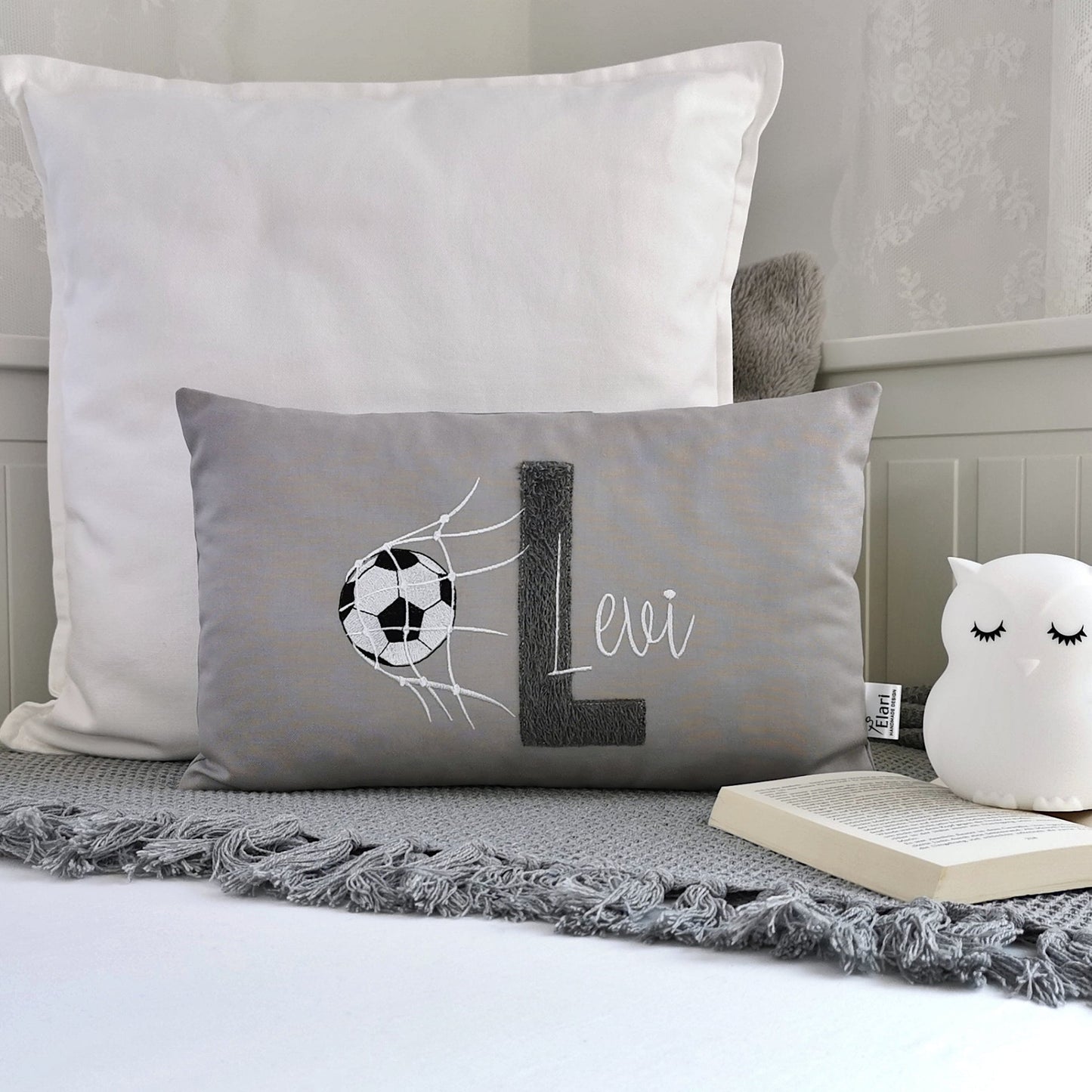 Namenskissen für Jungen mit Fussball Motiv bestickt. Personalisiertes Fussball Kissen in deinen Lieblingsfarben gestaltet. Geschenk für Jungen zum Geburtstag. Handgemachte Fussball Kissen mit Namen von Elari Handmade Design