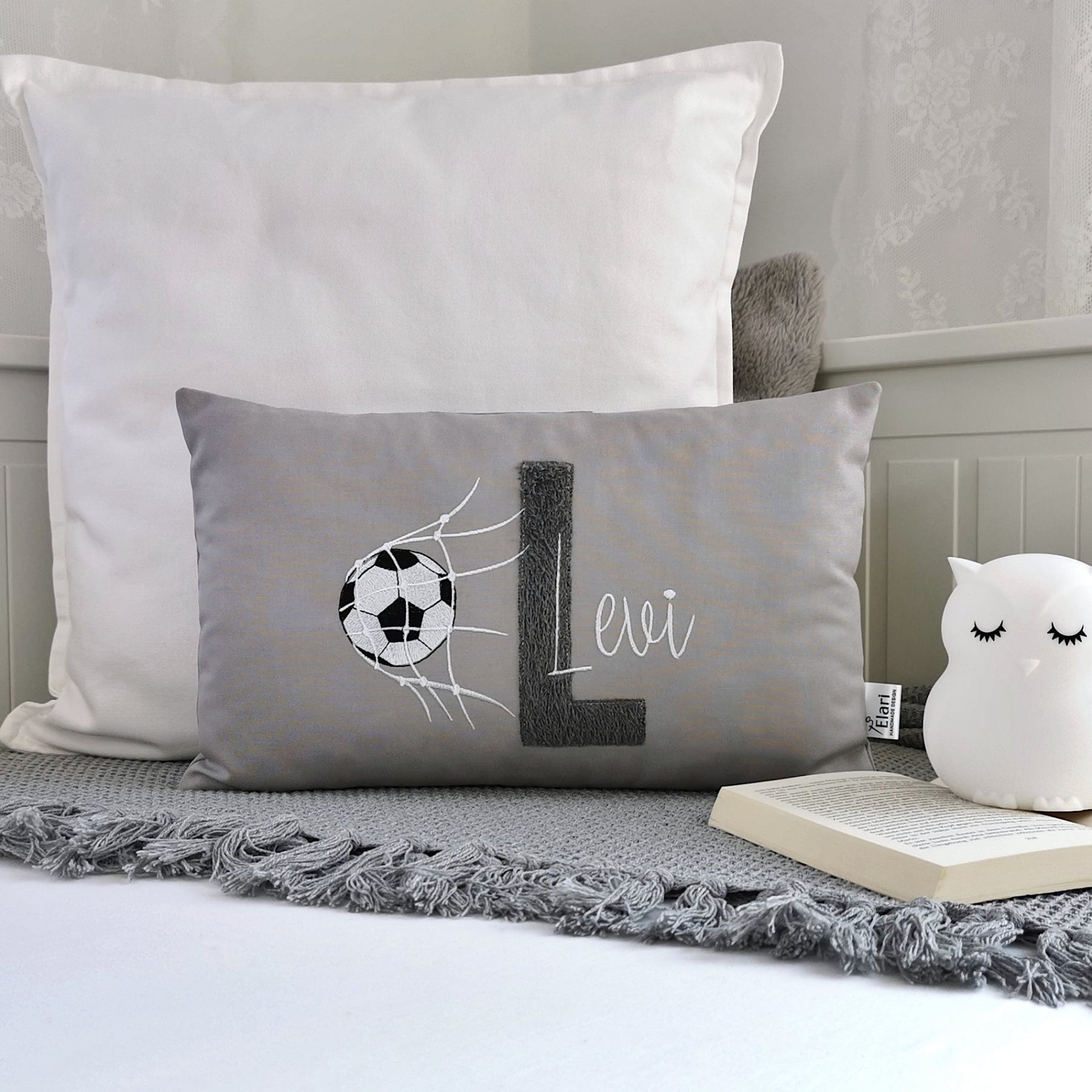 Namenskissen für Jungen mit Fussball Motiv bestickt. Personalisiertes Fussball Kissen in deinen Lieblingsfarben gestaltet. Geschenk für Jungen zum Geburtstag. Handgemachte Fussball Kissen mit Namen von Elari Handmade Design