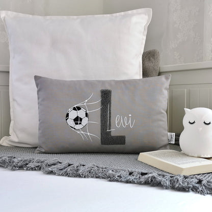 Namenskissen für Jungen mit Fussball Motiv bestickt. Personalisiertes Fussball Kissen in deinen Lieblingsfarben gestaltet. Geschenk für Jungen zum Geburtstag. Handgemachte Fussball Kissen mit Namen von Elari Handmade Design