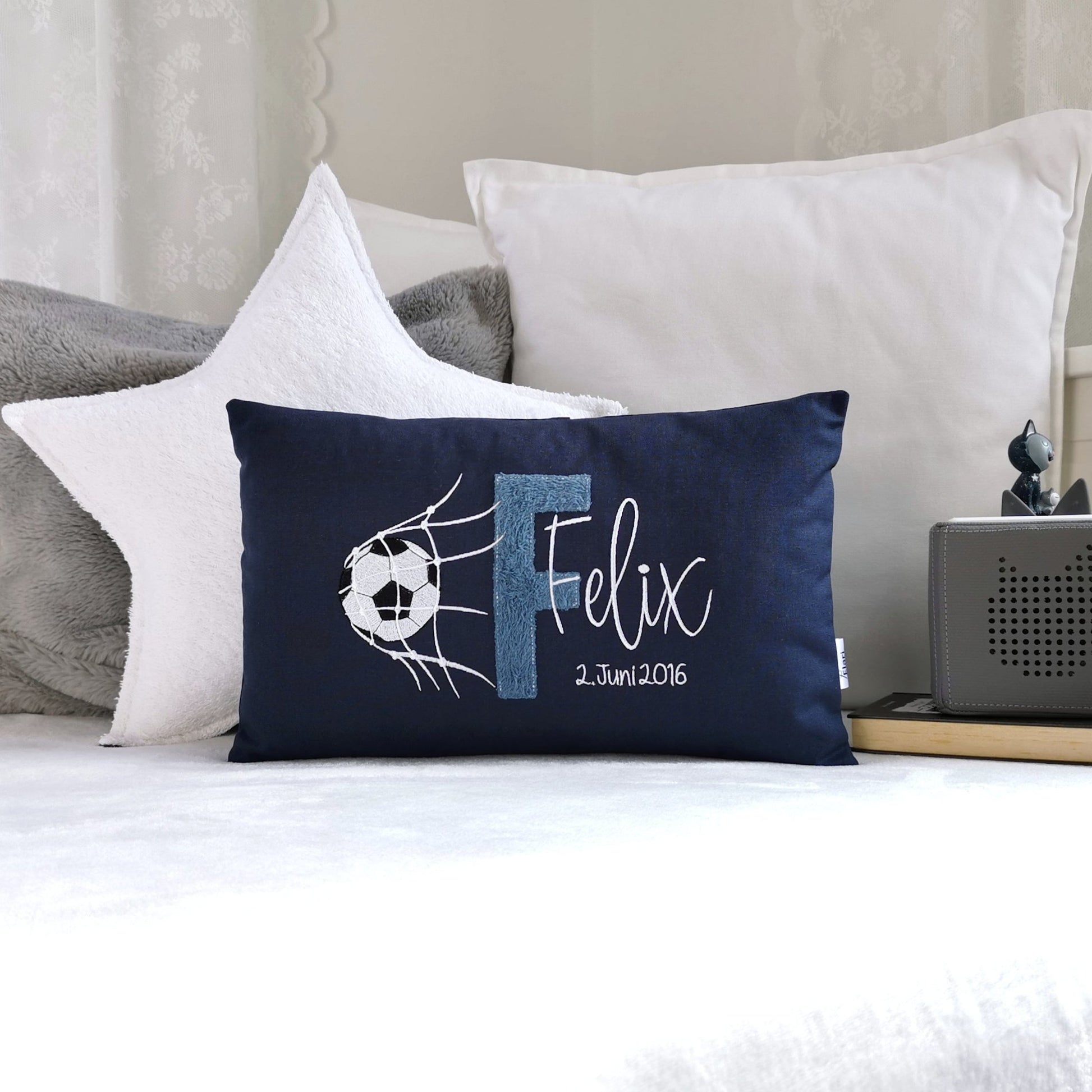 Personalisiertes Fussball Kissen in deinen Lieblingsfarben gestaltet. Namenskissen für Junge mit Fussball Motiv bestickt. Handgemachte Fussball Kissen mit Namen von Elari Handmade Design