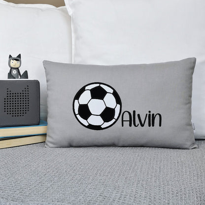 Personalisiertes Fussball Kissen in deinen Lieblingsfarben gestaltet. Namenskissen für Junge mit Fussball Motiv bestickt. Handgemachte Fussball Kissen mit Namen von Elari Handmade Design