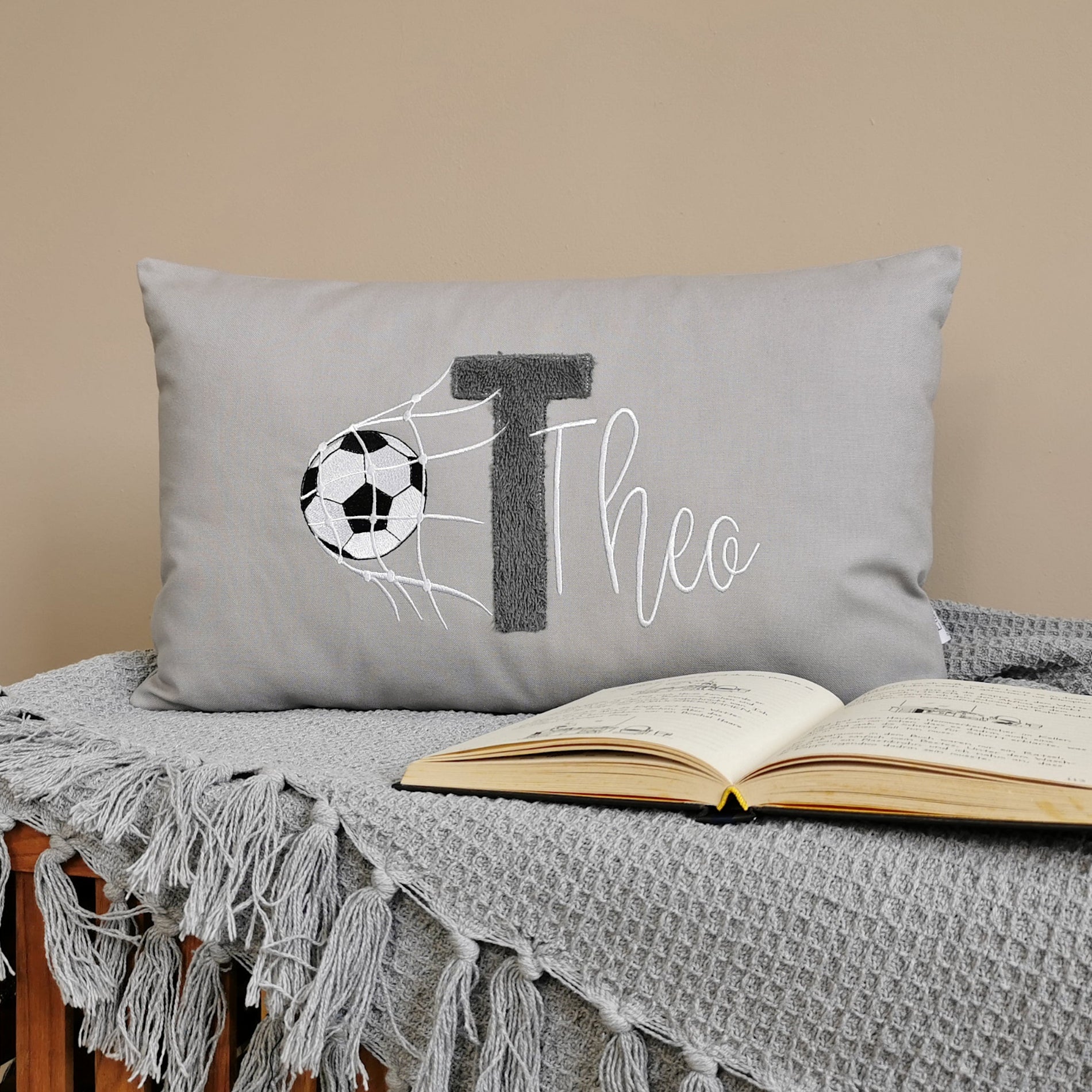 Namenskissen für Jungen mit Fussball Motiv bestickt. Personalisiertes Fussball Kissen in deinen Lieblingsfarben gestaltet. Geschenk für Jungen zum Geburtstag. Handgemachte Fussball Kissen mit Namen von Elari Handmade Design