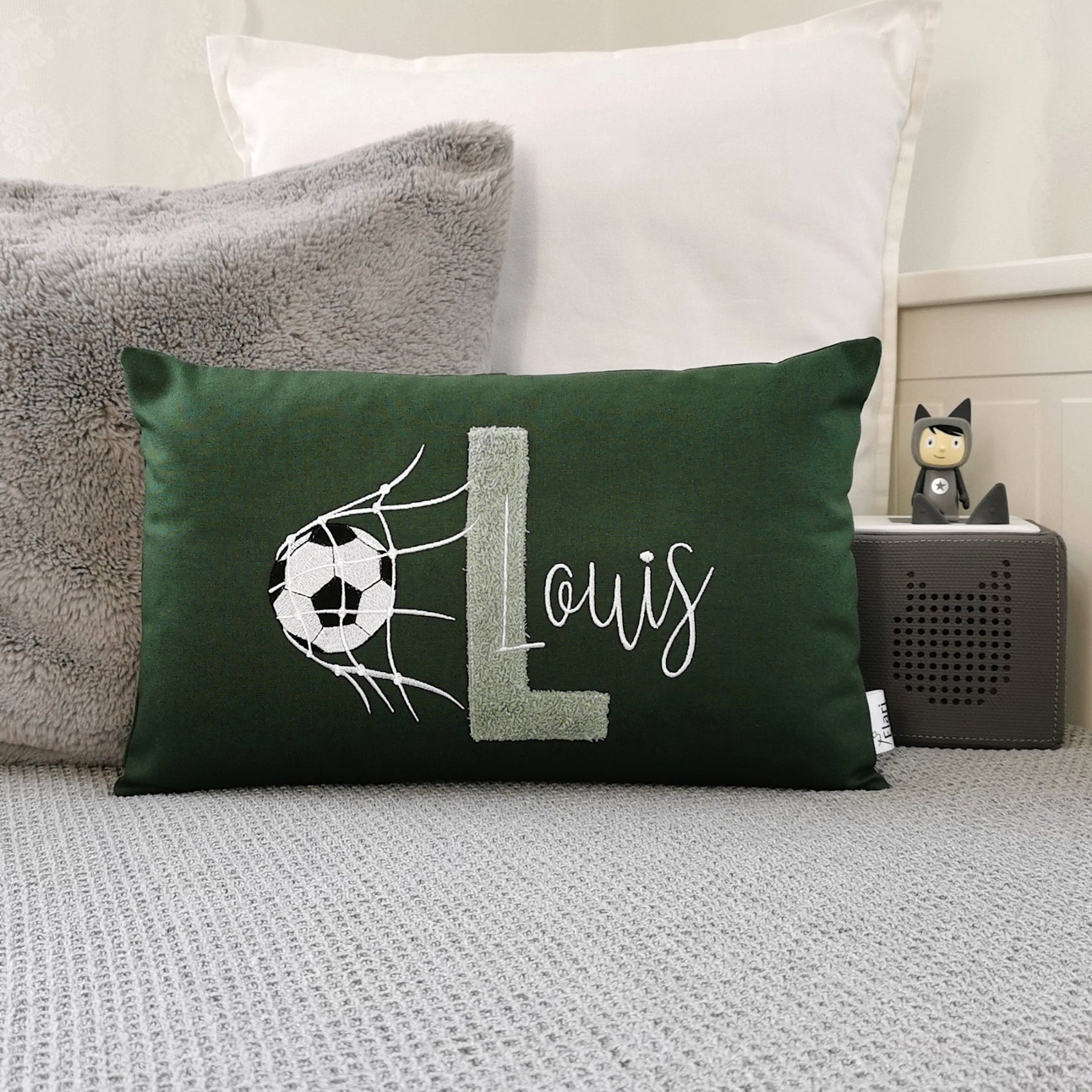 Namenskissen in Grün, für Jungen mit Fussball Motiv bestickt. Personalisiertes Fussball Kissen in deinen Lieblingsfarben gestaltet. Geschenk für Jungen zum Geburtstag. Handgemachte Fussball Kissen mit Namen von Elari Handmade Design