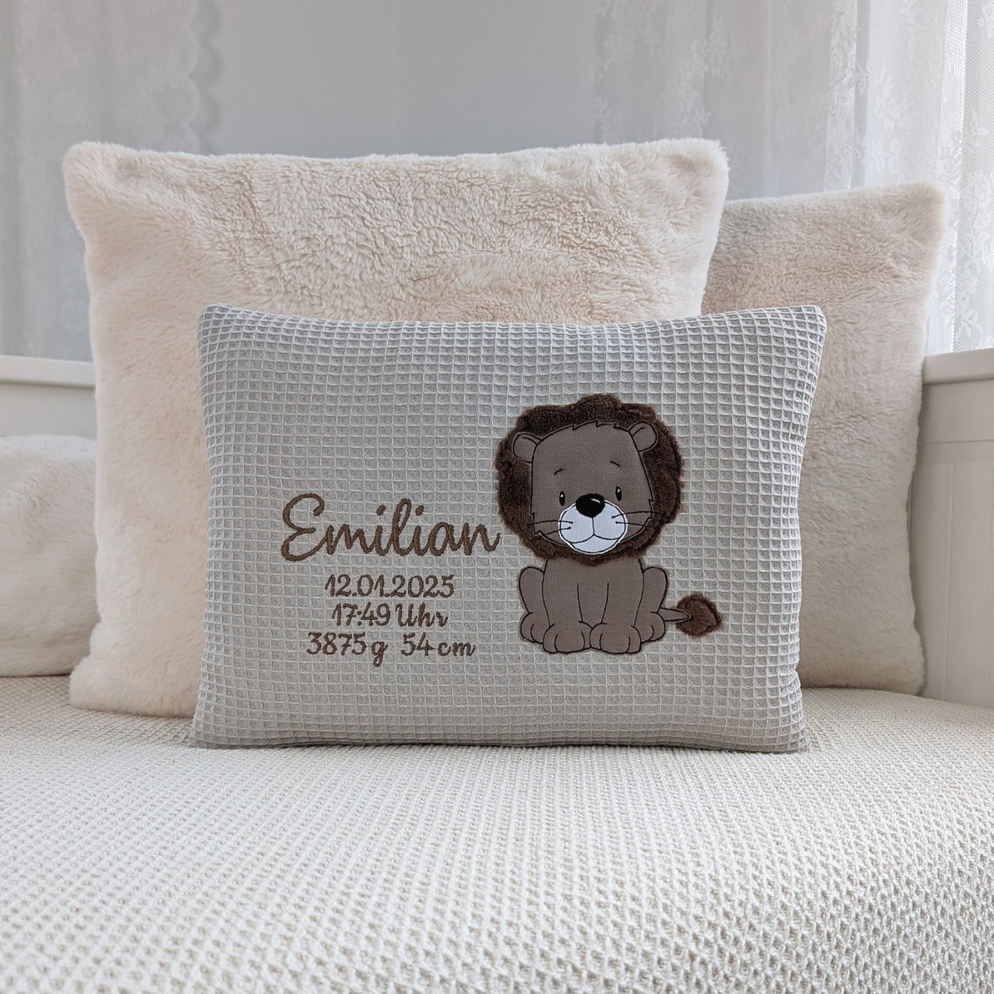 Babykissen mit Namen und Geburtsdaten bestickt. In deinen Lieblingsfarben. Kuschelkissen für Junge mit Namen und Loewe Motiv bestickt. Geburtskissen mit Größe und Gewicht. Handgemachte Geburtskissen von Elari Handmade Design