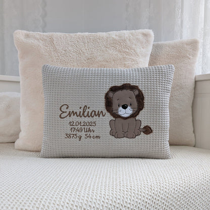 Babykissen mit Namen und Geburtsdaten bestickt. In deinen Lieblingsfarben. Kuschelkissen für Junge mit Namen und Loewe Motiv bestickt. Geburtskissen mit Größe und Gewicht. Handgemachte Geburtskissen von Elari Handmade Design