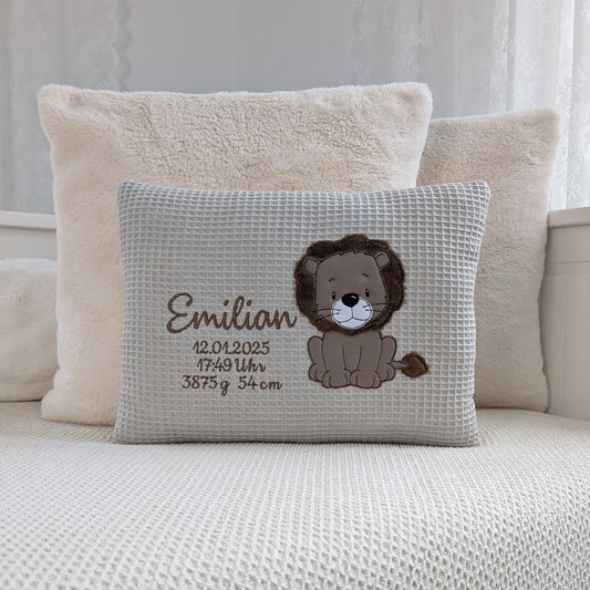 Babykissen mit Namen und Geburtsdaten bestickt. In deinen Lieblingsfarben. Kuschelkissen für Junge mit Namen und Loewe Motiv bestickt. Geburtskissen mit Größe und Gewicht. Handgemachte Geburtskissen von Elari Handmade Design