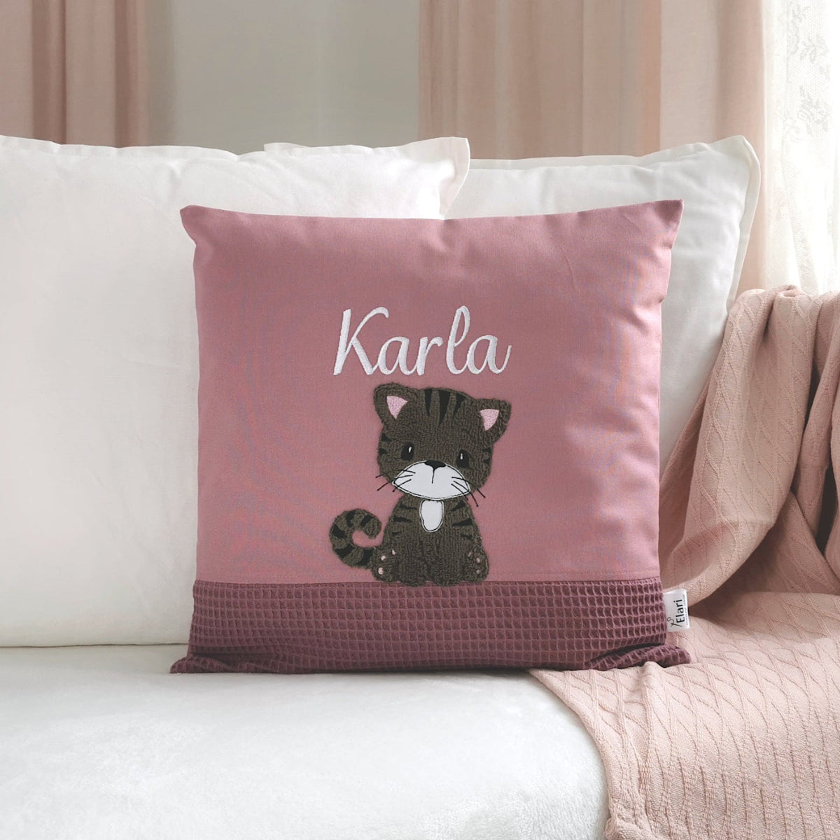 Personalisiertes Babykissen in deinen Lieblingsfarben. Namenskissen für Mädchen mit einer süßen Katze und dem Namen bestickt. Handgemachte Kuschelkissen mit Namen von Elari Handmade Design