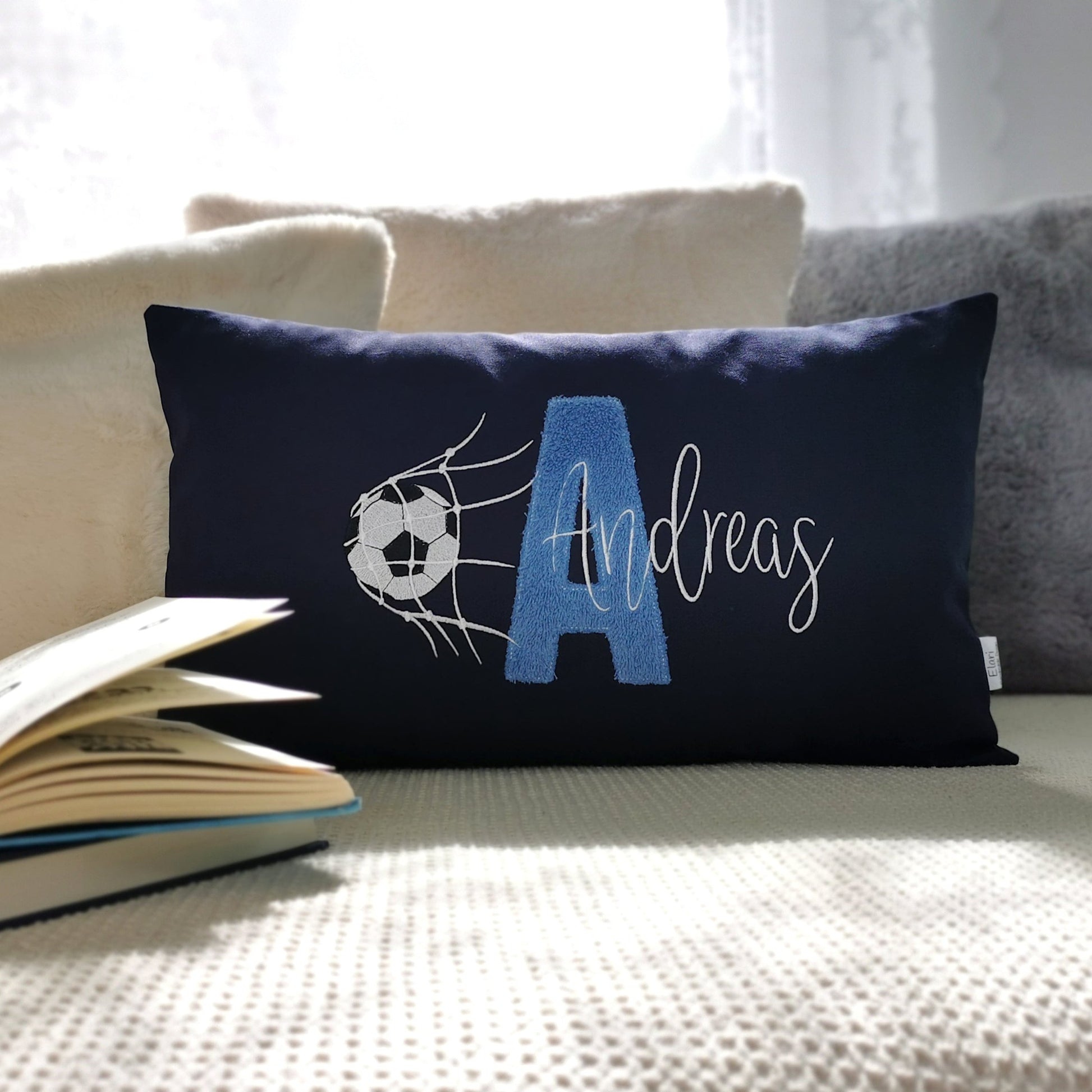 Personalisiertes Fussball Kissen in deinen Lieblingsfarben gestaltet. Namenskissen für Junge mit Fussball Motiv bestickt. Handgemachte Fussball Kissen mit Namen von Elari Handmade Design