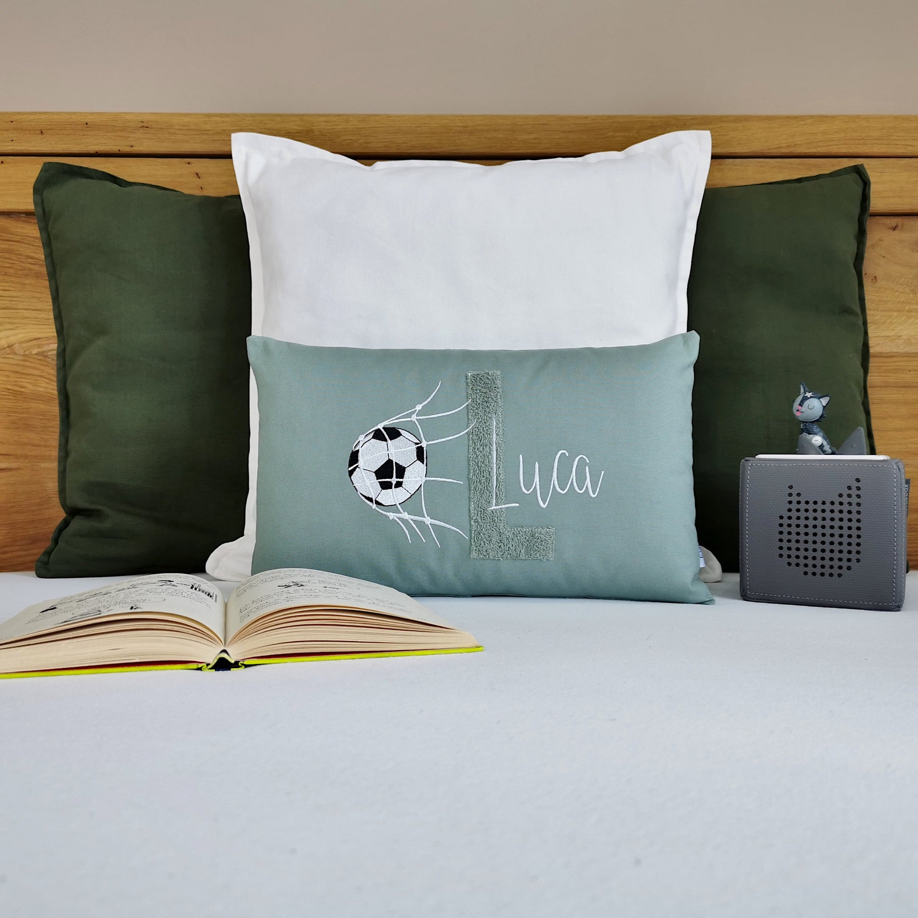 Namenskissen für Jungen mit Fussball Motiv bestickt. Personalisiertes Fussball Kissen in deinen Lieblingsfarben gestaltet. Geschenk für Jungen zum Geburtstag. Handgemachte Fussball Kissen mit Namen von Elari Handmade Design