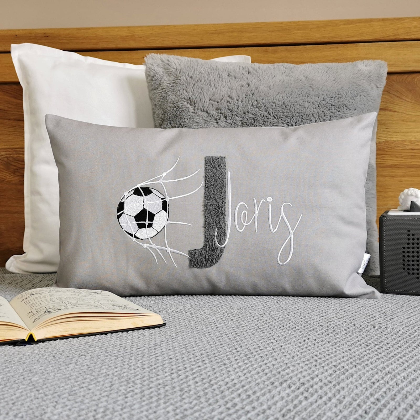 Namenskissen in Grau, für Jungen mit Fussball Motiv bestickt. Personalisiertes Fussball Kissen in deinen Lieblingsfarben gestaltet. Geschenk für Jungen zum Geburtstag. Handgemachte Fussball Kissen mit Namen von Elari Handmade Design