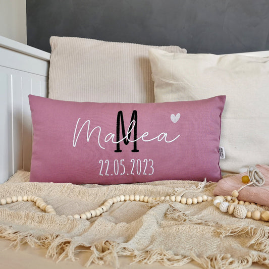 Personalisiertes Baby Kissen in deinen Lieblingsfarben gestaltet. Geburtskissen mit Namen, einem großen Buchstaben und dem Geburtsdatum bestickt, für Mädchen oder Junge. Babykissen mit Namen und Geburtsdaten, das perfekte Geschenk zur Geburt oder Taufe. Handgemachte Kissen von Elari Handmade Design