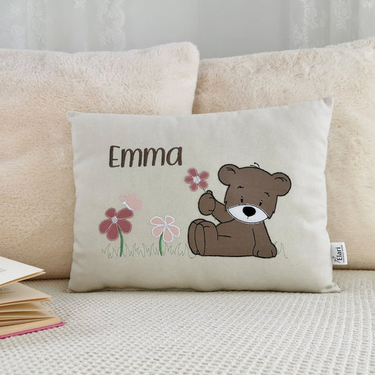 Süßes personalisiertes Babykissen in deinen Lieblingsfarben. Namenskissen für Mädchen mit Bär Motiv auf einer Blumenwiese bestickt. Handgemachte Kuschelkissen mit Namen von Elari Handmade Design