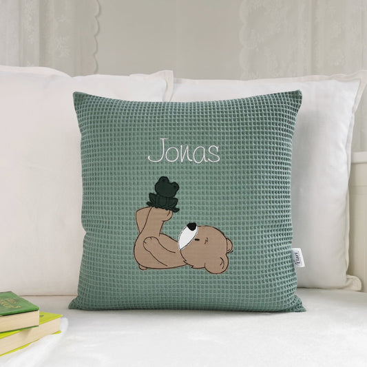 Namenskissen für Junge mit Namen und Teddy und Frosch Motiv bestickt. Handgemachte Babykissen mit Namen von Elari Handmade Design